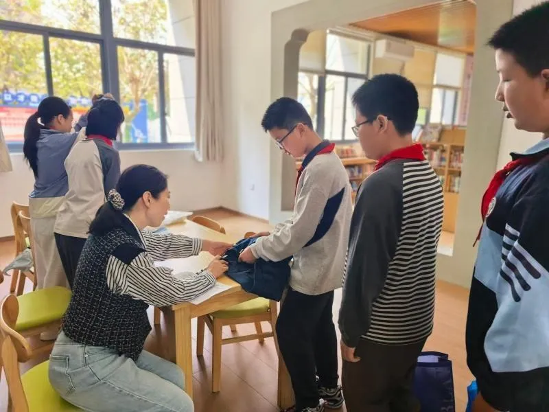 福州小学生毕业捐298套闲置校服，循环利用传递爱心