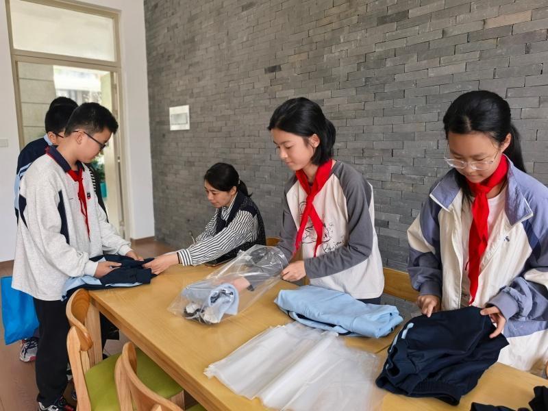 福州小学生毕业捐298套闲置校服,循环利用传递爱心(图2) 福州小学生毕业捐298套闲置校服,循环利用传递爱心(图2)