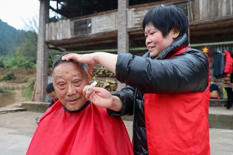 深山留守老人理发难？干部送服务上门，每月等就行