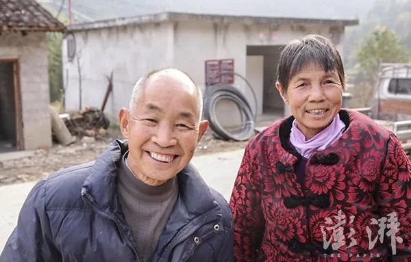 深山留守老人理发难?干部送服务上门,每月等就行(图2) 深山留守老人理发难?干部送服务上门,每月等就行(图2)
