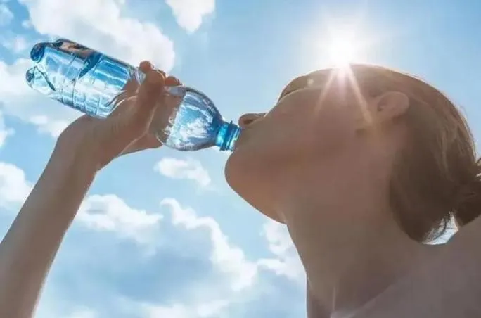 夏天出汗多,别只喝白开水!科学补水要补矿物质(图2) 夏天出汗多,别只喝白开水!科学补水要补矿物质(图2)