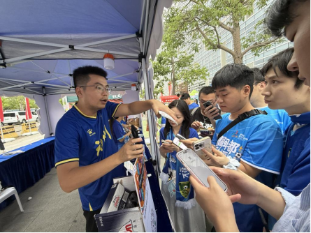 福建体彩借闽超联赛送免费彩票 球迷边看球边学防骗(图2) 福建体彩借闽超联赛送免费彩票 球迷边看球边学防骗(图2)