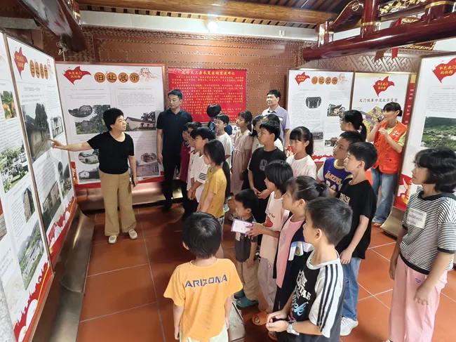 安溪老同志讲长征故事,把红色种子种进孩子心里