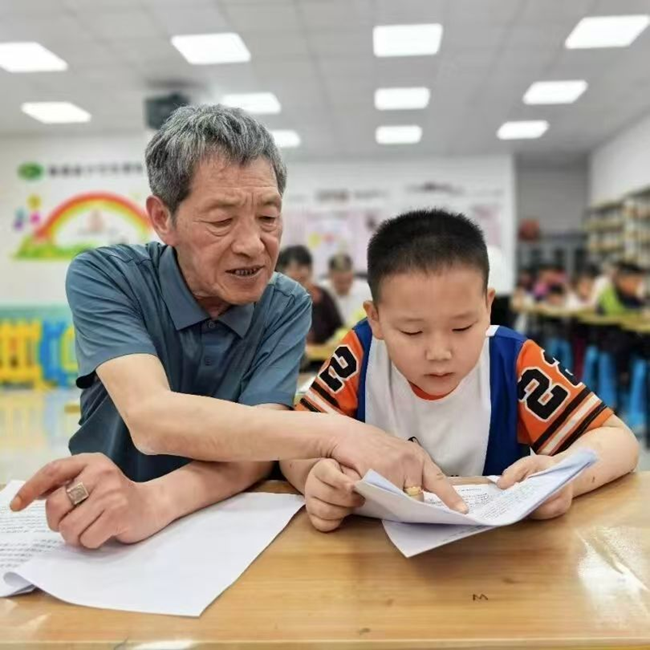 安溪老同志讲长征故事,把红色种子种进孩子心里(图2) 安溪老同志讲长征故事,把红色种子种进孩子心里(图2)