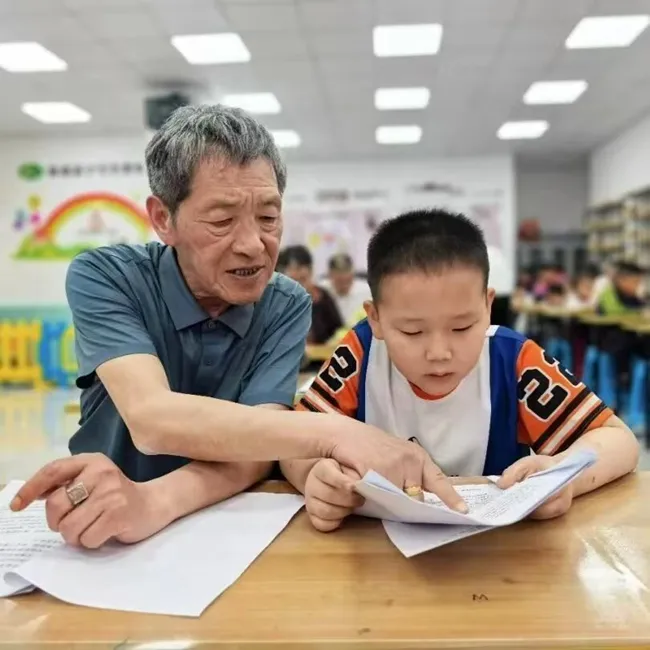 安溪老同志讲长征故事,把红色种子种进孩子心里(图2) 安溪老同志讲长征故事,把红色种子种进孩子心里(图2)