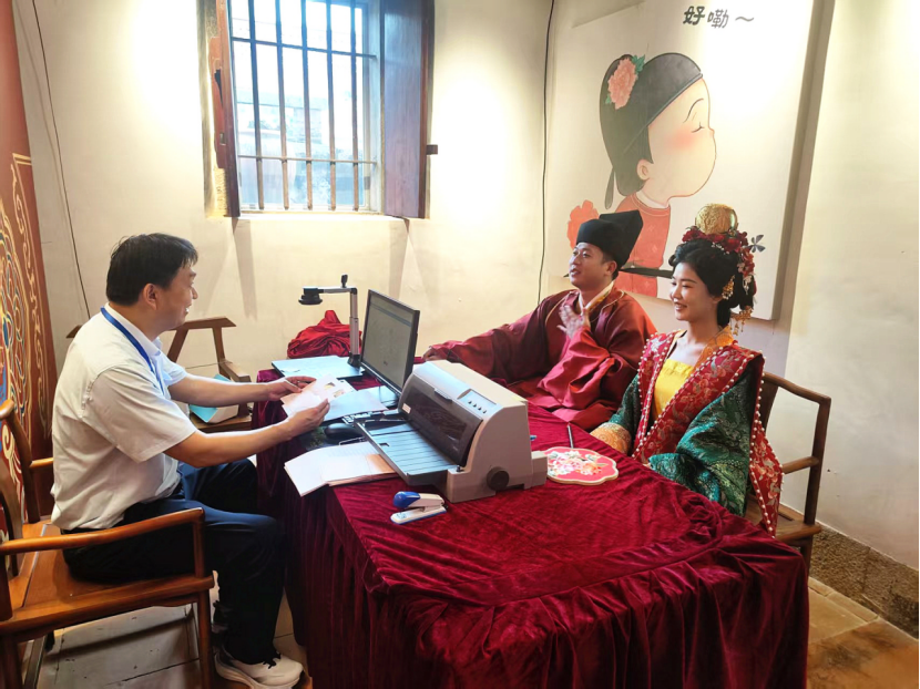 厦门同安设首个婚姻登记巡回点,新人领证更方便(图3) 厦门同安设首个婚姻登记巡回点,新人领证更方便(图3)