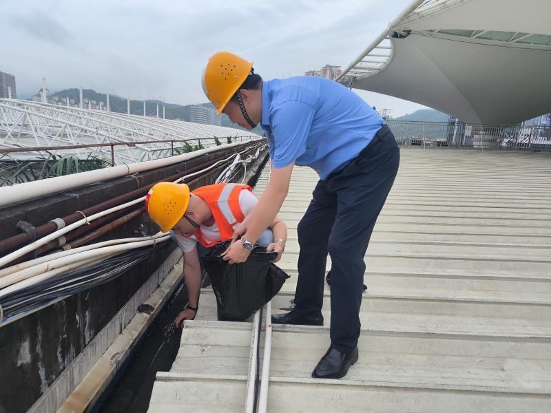 台风巴威即将登陆,铁路部门紧急排查疏通防暴雨(图1) 台风巴威即将登陆,铁路部门紧急排查疏通防暴雨(图1)