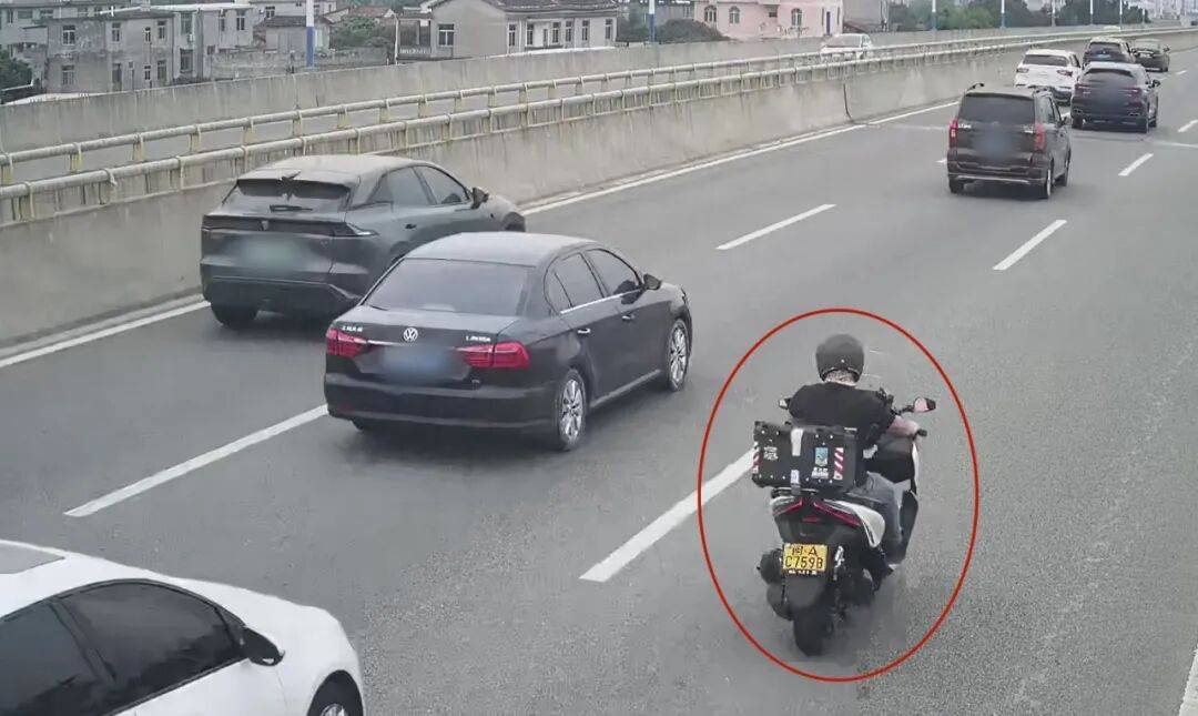 莆田交警曝光!12人骑电动车摩托车闯快速路,罚款记分(图1) 莆田交警曝光!12人骑电动车摩托车闯快速路,罚款记分(图1)