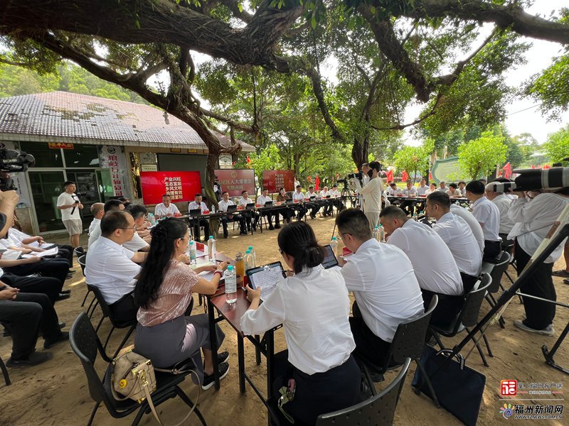 乡村振兴专题询问会开进葡萄园,农民最关心啥?(图2) 乡村振兴专题询问会开进葡萄园,农民最关心啥?(图2)