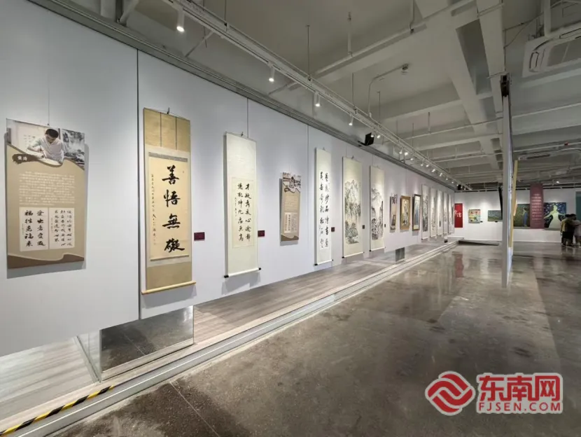 两岸残障艺术家非遗书画展厦门开幕,科技助残共叙情缘(图1) 两岸残障艺术家非遗书画展厦门开幕,科技助残共叙情缘(图1)