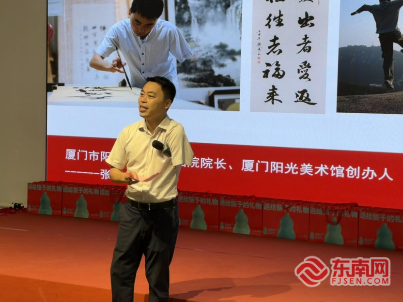 两岸残障艺术家非遗书画展厦门开幕,科技助残共叙情缘(图2) 两岸残障艺术家非遗书画展厦门开幕,科技助残共叙情缘(图2)