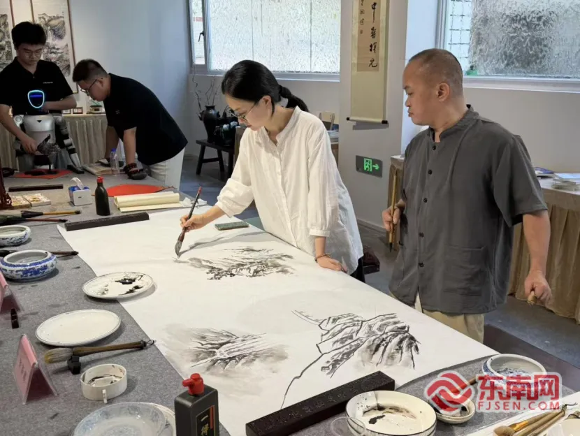 两岸残障艺术家非遗书画展厦门开幕,科技助残共叙情缘(图5) 两岸残障艺术家非遗书画展厦门开幕,科技助残共叙情缘(图5)
