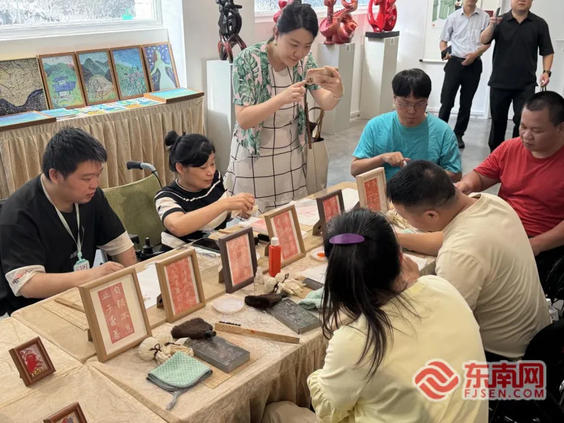 两岸残障艺术家非遗书画展厦门开幕,科技助残共叙情缘(图6) 两岸残障艺术家非遗书画展厦门开幕,科技助残共叙情缘(图6)