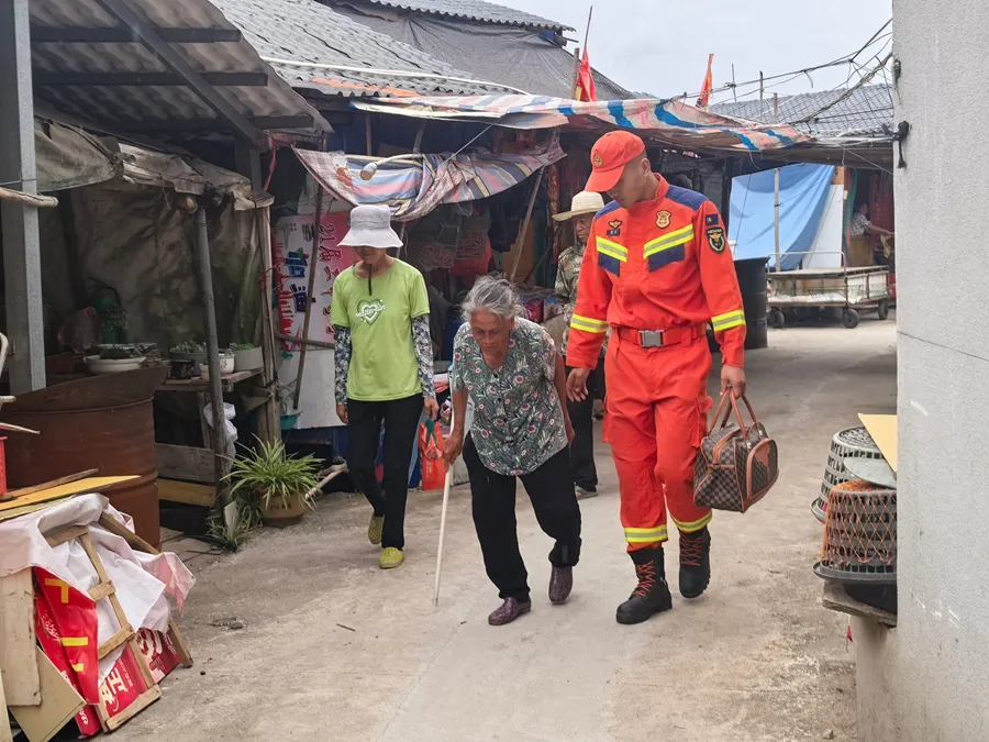 台风巴威远离福建,应急响应降级,生产生活恢复(图2) 台风巴威远离福建,应急响应降级,生产生活恢复(图2)