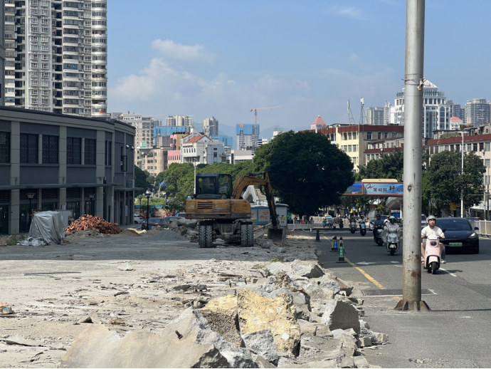 莆田工地施工无围挡,碎石飞溅存隐患,市民盼整改