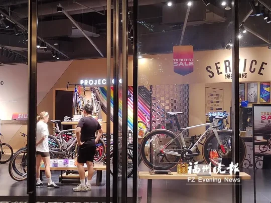 高考后数码产品热销,家长陪孩子选购手机电脑(图2) 高考后数码产品热销,家长陪孩子选购手机电脑(图2)