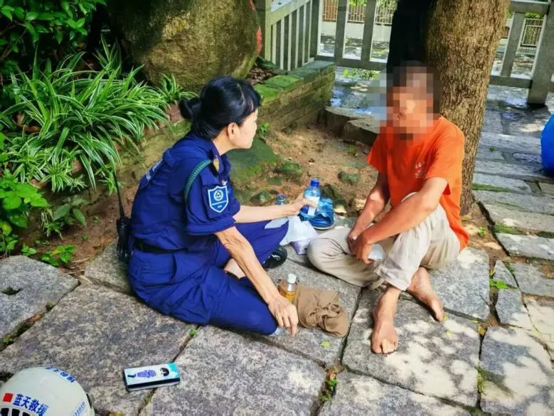 福建高温高湿闷热难耐,车里反锁幼童很危险(图12) 福建高温高湿闷热难耐,车里反锁幼童很危险(图12)