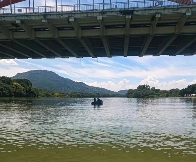 福建高温高湿闷热难耐,车里反锁幼童很危险(图13) 福建高温高湿闷热难耐,车里反锁幼童很危险(图13)