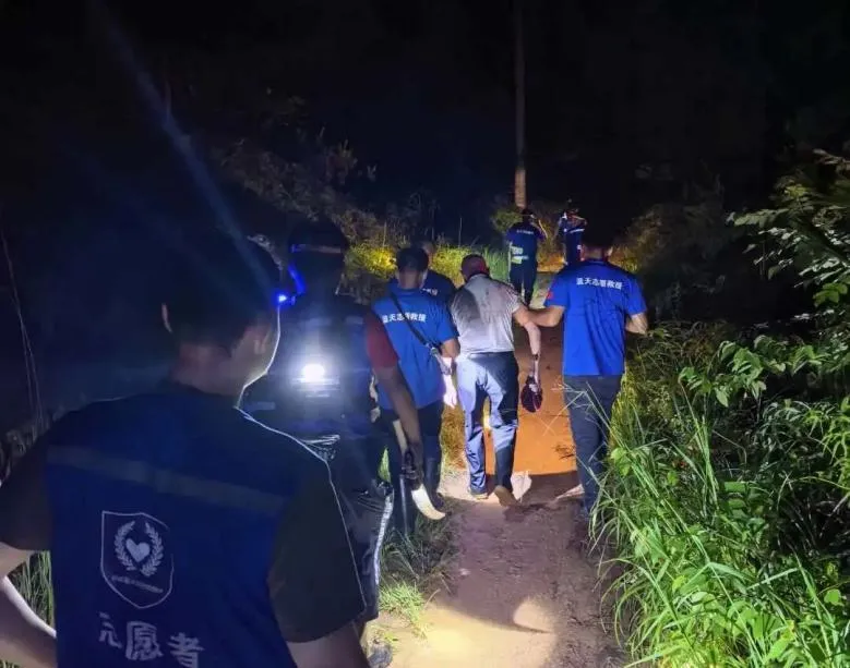福建高温高湿闷热难耐,车里反锁幼童很危险(图4) 福建高温高湿闷热难耐,车里反锁幼童很危险(图4)