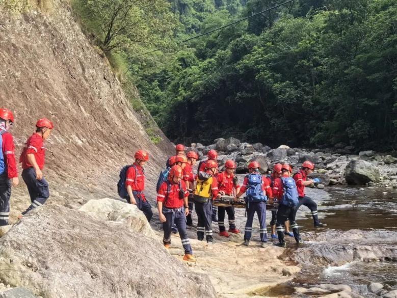福建高温高湿闷热难耐,车里反锁幼童很危险(图8) 福建高温高湿闷热难耐,车里反锁幼童很危险(图8)
