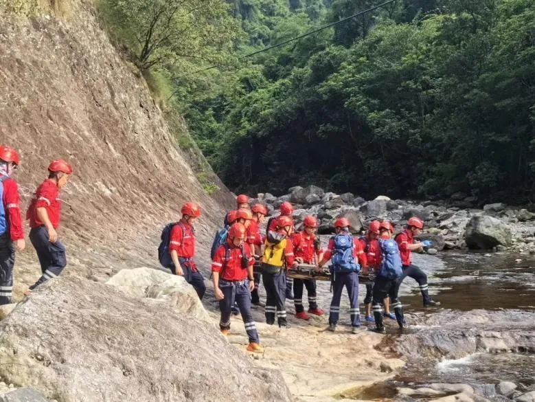 福建高温高湿闷热难耐,车里反锁幼童很危险(图8) 福建高温高湿闷热难耐,车里反锁幼童很危险(图8)