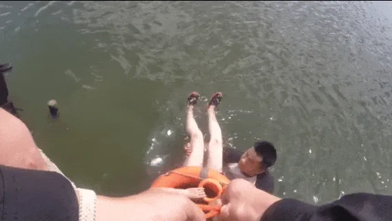 福建高温高湿闷热难耐,车里反锁幼童很危险(图9) 福建高温高湿闷热难耐,车里反锁幼童很危险(图9)