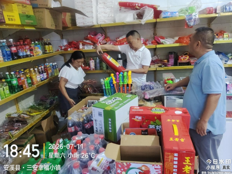 台风来了！村干部和大学生联手，盯紧每户每处防台风(图2)