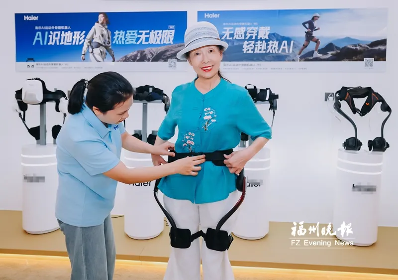 福州外骨骼机器人进家庭,老人助行新选择,市民可体验购买(图1) 福州外骨骼机器人进家庭,老人助行新选择,市民可体验购买(图1)