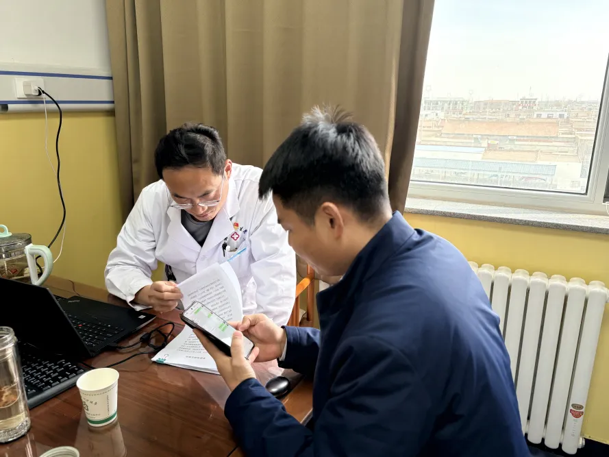 李辉钦吃百家饭记下百姓需求,帮白血病女孩圆梦(图2) 李辉钦吃百家饭记下百姓需求,帮白血病女孩圆梦(图2)