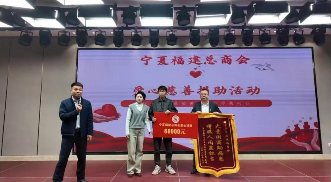 李辉钦吃百家饭记下百姓需求,帮白血病女孩圆梦(图3) 李辉钦吃百家饭记下百姓需求,帮白血病女孩圆梦(图3)