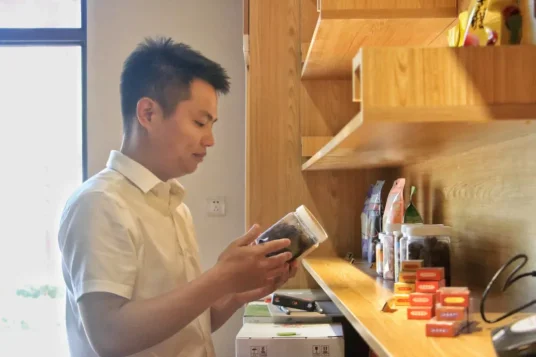 李辉钦吃百家饭记下百姓需求,帮白血病女孩圆梦(图4) 李辉钦吃百家饭记下百姓需求,帮白血病女孩圆梦(图4)