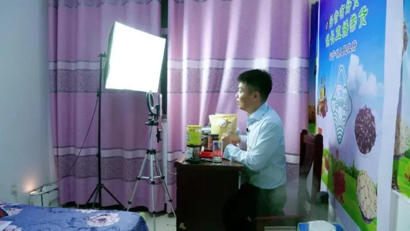 李辉钦吃百家饭记下百姓需求,帮白血病女孩圆梦(图5) 李辉钦吃百家饭记下百姓需求,帮白血病女孩圆梦(图5)