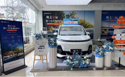6.98万起全能MPV到店爆火,物流老板和摆摊青年抢着试驾(图2) 6.98万起全能MPV到店爆火,物流老板和摆摊青年抢着试驾(图2)