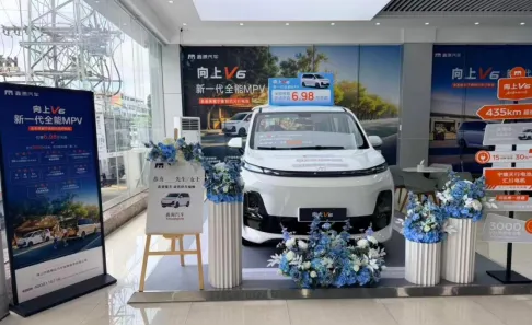 6.98万起全能MPV到店爆火,物流老板和摆摊青年抢着试驾(图2) 6.98万起全能MPV到店爆火,物流老板和摆摊青年抢着试驾(图2)