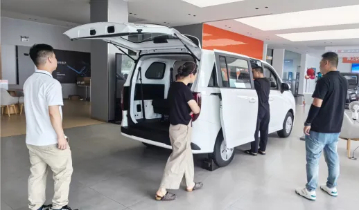 6.98万起全能MPV到店爆火,物流老板和摆摊青年抢着试驾(图5) 6.98万起全能MPV到店爆火,物流老板和摆摊青年抢着试驾(图5)