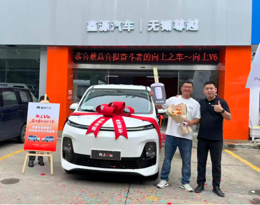 6.98万起全能MPV到店爆火,物流老板和摆摊青年抢着试驾(图6) 6.98万起全能MPV到店爆火,物流老板和摆摊青年抢着试驾(图6)