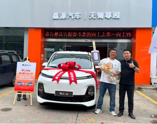 6.98万起全能MPV到店爆火,物流老板和摆摊青年抢着试驾(图6) 6.98万起全能MPV到店爆火,物流老板和摆摊青年抢着试驾(图6)