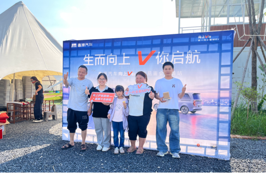 6.98万起全能MPV到店爆火,物流老板和摆摊青年抢着试驾(图9) 6.98万起全能MPV到店爆火,物流老板和摆摊青年抢着试驾(图9)