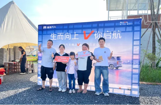 6.98万起全能MPV到店爆火,物流老板和摆摊青年抢着试驾(图9) 6.98万起全能MPV到店爆火,物流老板和摆摊青年抢着试驾(图9)