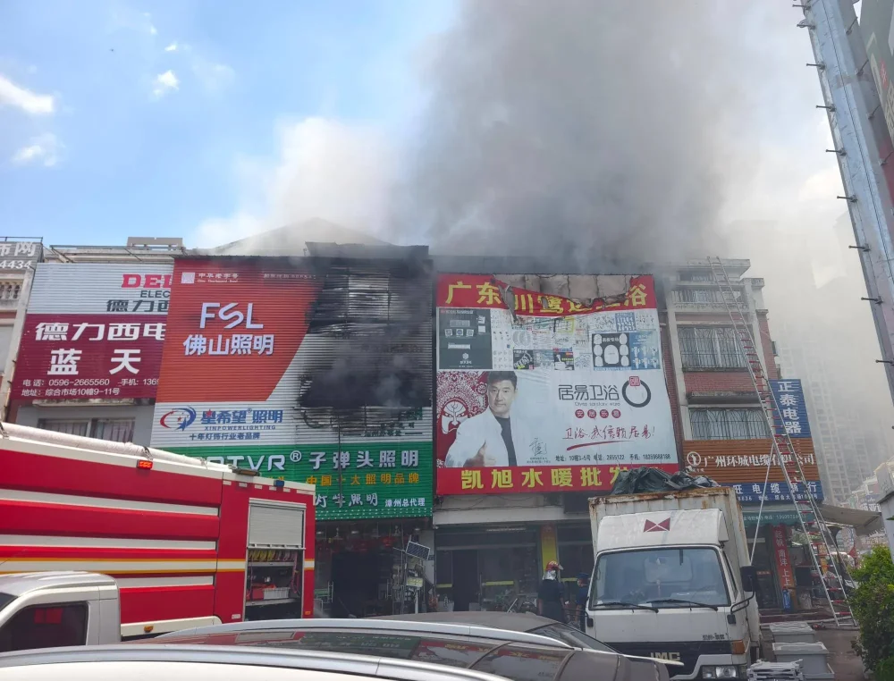 漳州新城综合大市场大排查!店面广告牌遮挡消防通道成重点(图1) 漳州新城综合大市场大排查!店面广告牌遮挡消防通道成重点(图1)