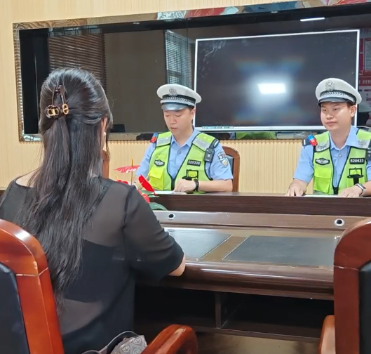 女子为拍网红视频占道停车被交警处罚，网友举报立功(图2)