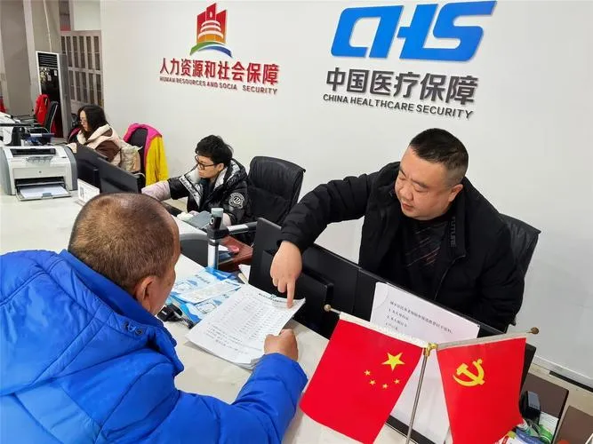 企业帮交养老保险,困难群众晚年多份钱,长期计息更划算(图2) 企业帮交养老保险,困难群众晚年多份钱,长期计息更划算(图2)