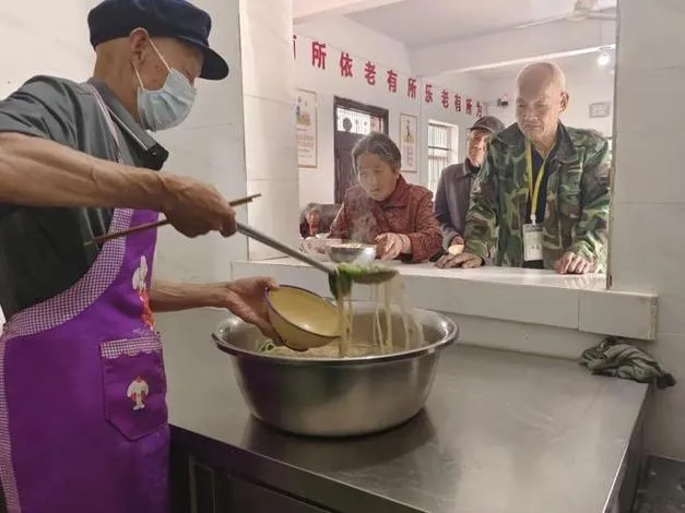 福州罗源起步镇创新“膳食+”养老模式：118户留守老人吃上暖心餐(图2)