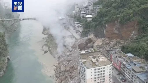 福州市民必看:山体崩塌前的预警信号与避险指南(附重庆彭水最新灾情)(图1) 福州市民必看:山体崩塌前的预警信号与避险指南(附重庆彭水最新灾情)(图1)