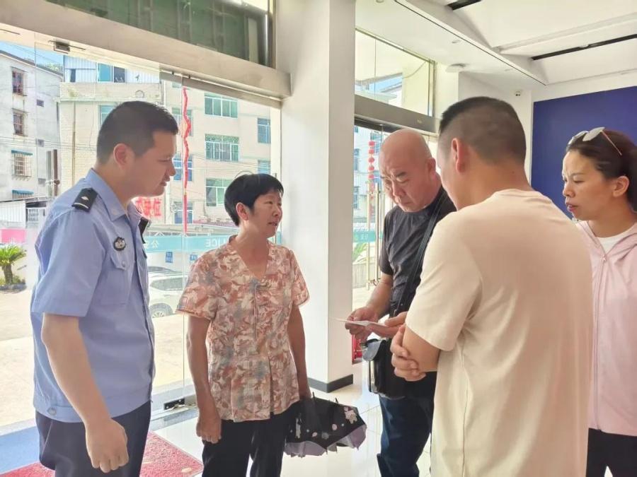 马来西亚华侨回国寻亲,民警助力找到失散多年家人(图1) 马来西亚华侨回国寻亲,民警助力找到失散多年家人(图1)