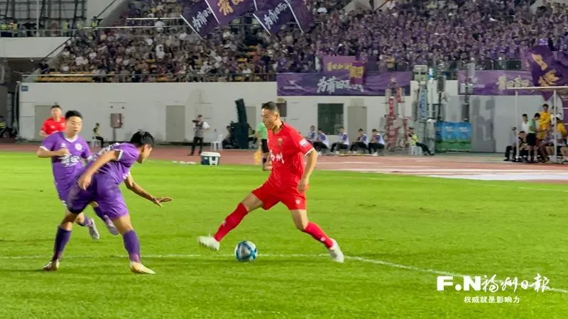 福州队客场3-2力克莆田,闽超八连胜挺进争冠组(图1) 福州队客场3-2力克莆田,闽超八连胜挺进争冠组(图1)
