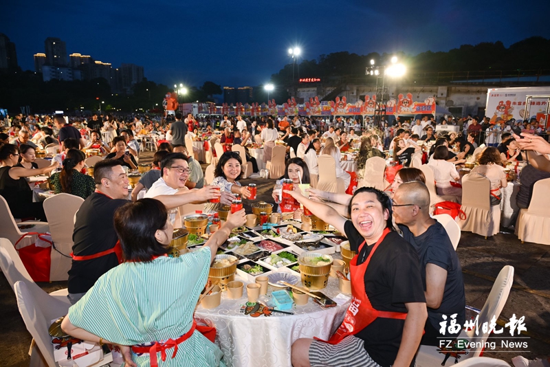 马尾千人露天海鲜火锅节 百年船政里涮鲜味(图1) 马尾千人露天海鲜火锅节 百年船政里涮鲜味(图1)