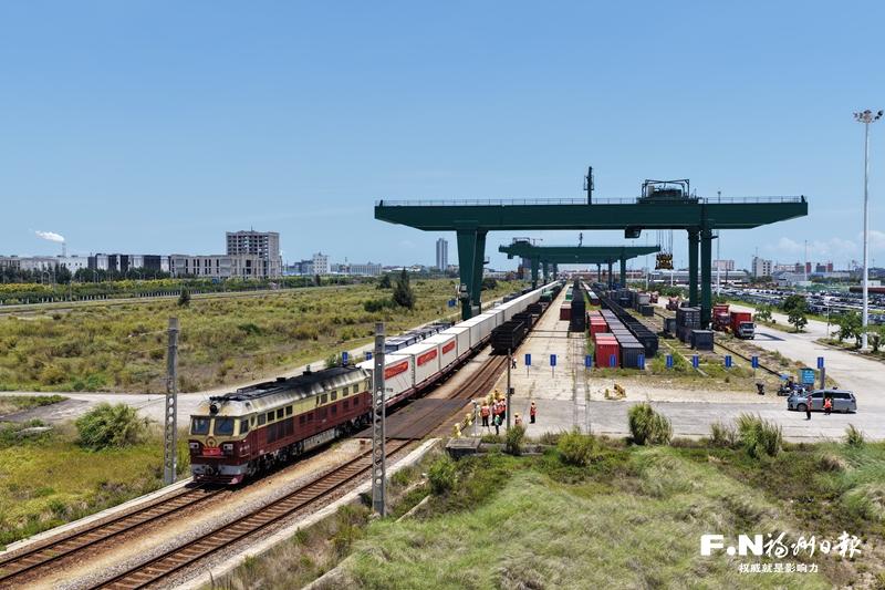 17日福州江阴铁路物流园中欧班列驶出,开启跨境货物之旅(图1) 17日福州江阴铁路物流园中欧班列驶出,开启跨境货物之旅(图1)