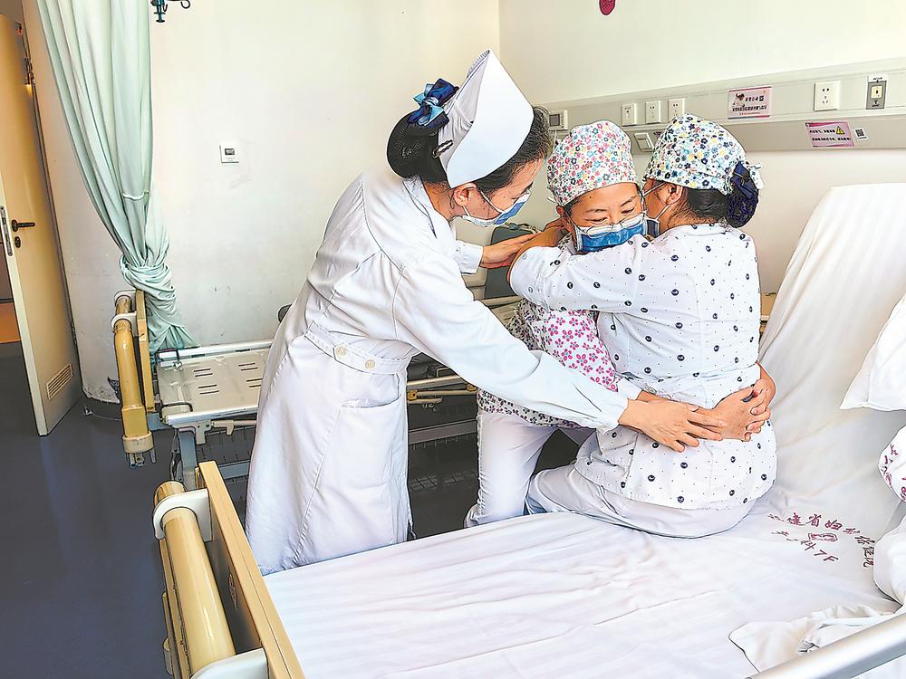 一人住院不再全家奔波,专业护理员帮您解决陪护难题(图2) 一人住院不再全家奔波,专业护理员帮您解决陪护难题(图2)