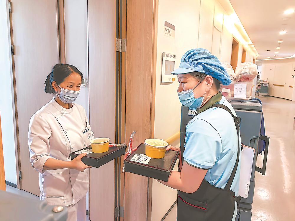 一人住院不再全家奔波,专业护理员帮您解决陪护难题(图3) 一人住院不再全家奔波,专业护理员帮您解决陪护难题(图3)